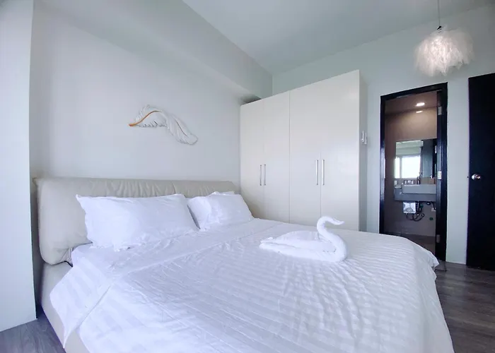 Spacious And Comfortable 3br, 2br, 1br Suitable Family Reunion Ii Seaview And Poolview Ii Next To Okada, Airport, Moa, Free Parking Apartment Manila
