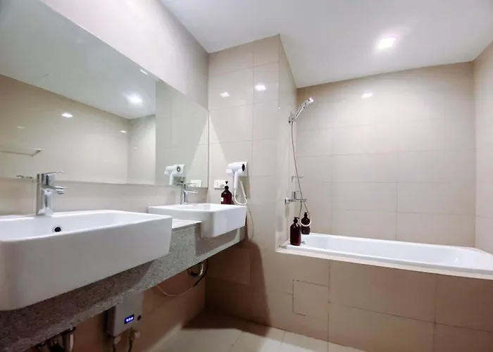 Spacious And Comfortable 3br, 2br, 1br Suitable Family Reunion Ii Seaview And Poolview Ii Next To Okada, Airport, Moa, Free Parking Apartment Manila