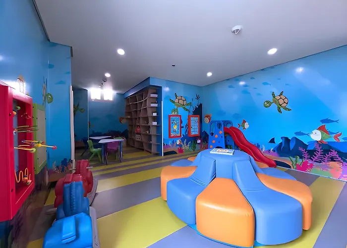 Spacious And Comfortable 3br, 2br, 1br Suitable Family Reunion Ii Seaview And Poolview Ii Next To Okada, Airport, Moa, Free Parking Apartment Manila